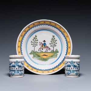Deux pots de pharmacie en faïence de Delft en bleu et blanc et un plat en faïence polychrome de Bruxelles, 18ème — photo 1