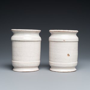 Deux pots de pharmacie en faïence de Delft en bleu et blanc et un plat en faïence polychrome de Bruxelles, 18ème — photo 5