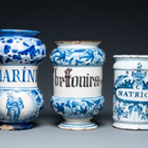 Deux pots de pharmacie en majolioque italienne et un en faïence de Delft en bleu et blanc, 17/18ème — photo 2