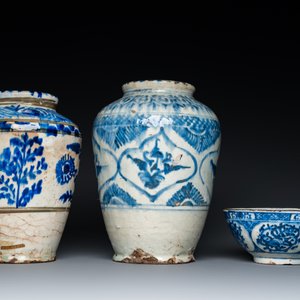 Deux pots de stockage et un bol en céramique islamique en bleu et blanc, la Perse, 17/19ème — photo 5