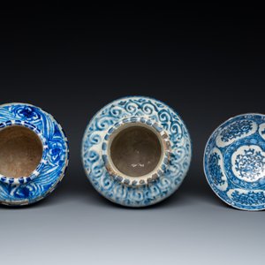 Deux pots de stockage et un bol en céramique islamique en bleu et blanc, la Perse, 17/19ème — photo 6