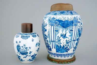 Deux pots en faïence de Delft au décor de chinoiserie, 17/18ème
