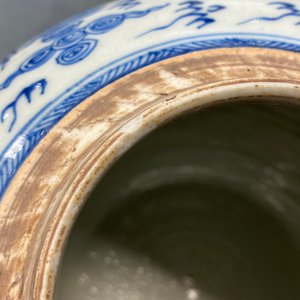 Deux pots en porcelaine de Chine en bleu et blanc à décor de dragons et phénix, Yongzheng — photo 12
