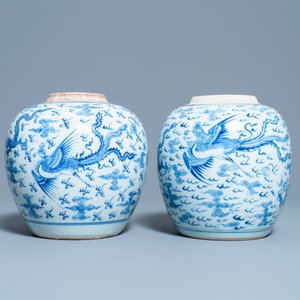 Deux pots en porcelaine de Chine en bleu et blanc à décor de dragons et phénix, Yongzheng — photo 2