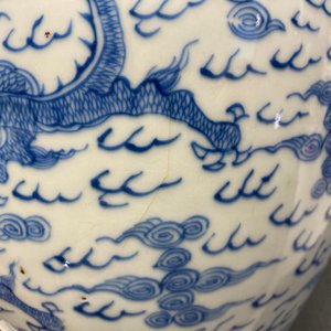 Deux pots en porcelaine de Chine en bleu et blanc à décor de dragons et phénix, Yongzheng — photo 9
