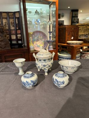 Deux pots en porcelaine de Chine en bleu et blanc, une coupe à pied, un bol et un brûle-parfum, marque Chenghua, Ming — photo 1