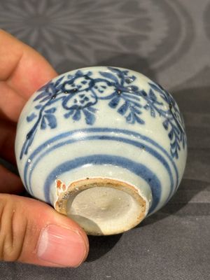 Deux pots en porcelaine de Chine en bleu et blanc, une coupe à pied, un bol et un brûle-parfum, marque Chenghua, Ming — photo 15