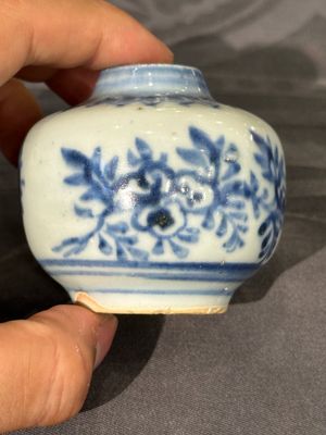 Deux pots en porcelaine de Chine en bleu et blanc, une coupe à pied, un bol et un brûle-parfum, marque Chenghua, Ming — photo 17
