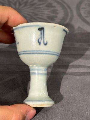 Deux pots en porcelaine de Chine en bleu et blanc, une coupe à pied, un bol et un brûle-parfum, marque Chenghua, Ming — photo 22