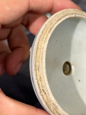 Deux pots en porcelaine de Chine en bleu et blanc, une coupe à pied, un bol et un brûle-parfum, marque Chenghua, Ming — photo 34