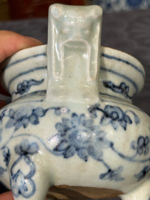 Deux pots en porcelaine de Chine en bleu et blanc, une coupe à pied, un bol et un brûle-parfum, marque Chenghua, Ming — photo 38