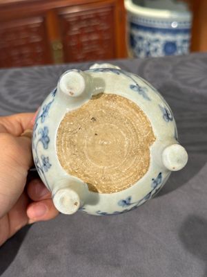 Deux pots en porcelaine de Chine en bleu et blanc, une coupe à pied, un bol et un brûle-parfum, marque Chenghua, Ming — photo 40
