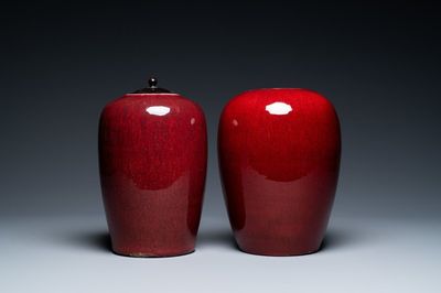 Deux pots en porcelaine de Chine sang de boeuf monochrome, 19ème