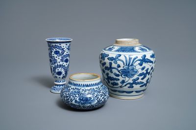 Deux pots et une timbale en porcelaine de Chine en bleu et blanc, Kangxi/Yongzheng
