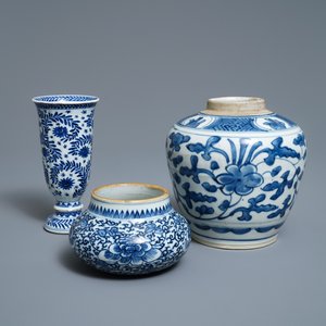 Deux pots et une timbale en porcelaine de Chine en bleu et blanc, Kangxi/Yongzheng — photo 1