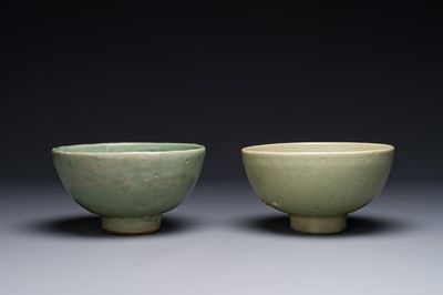 Deux rares bols en porcelaine de Chine céladon de Longquan à décor figuratif, Yuan