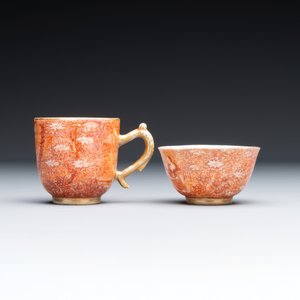 Deux rares tasses et une soucoupe en porcelaine de Chine en rouge de fer et doré à décor de scène européenne, Qianlong — photo 6