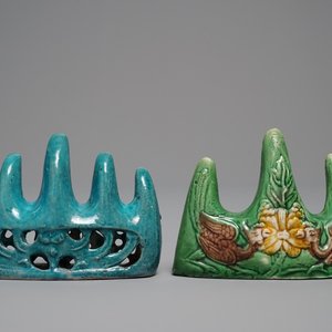 Deux reposes-pinceaux en porcelaine de Chine turquoise monochrome et biscuit émaillé vert, Kangxi — photo 1
