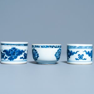 Deux sabliers et un bol en porcelaine de Chine en bleu et blanc, Kangxi — photo 5