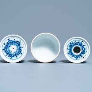 Deux sabliers et un bol en porcelaine de Chine en bleu et blanc, Kangxi — photo 6