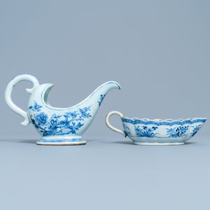 Deux saucières sur supports en porcelaine de Chine en bleu et blanc, Qianlong — photo 4