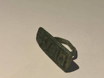 Deux sceaux romains en bronze aux inscriptions 'SOFRONI' et 'DISUC', ca. 2ème — photo 8