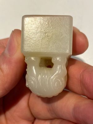 Deux sceaux sculptés en jade blanc en forme d'éléphant aux caractères Wen Yuan Ge Bao 文渊阁寳 et Wen Hua Dian Bao 文華殿寶, Chine, Qing — photo 13