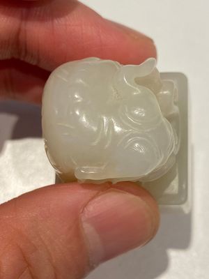 Deux sceaux sculptés en jade blanc en forme d'éléphant aux caractères Wen Yuan Ge Bao 文渊阁寳 et Wen Hua Dian Bao 文華殿寶, Chine, Qing — photo 14