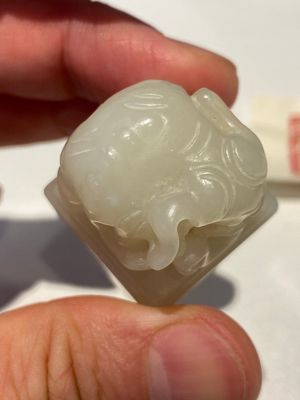 Deux sceaux sculptés en jade blanc en forme d'éléphant aux caractères Wen Yuan Ge Bao 文渊阁寳 et Wen Hua Dian Bao 文華殿寶, Chine, Qing — photo 4