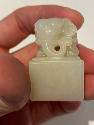 Deux sceaux sculptés en jade blanc en forme d'éléphant aux caractères Wen Yuan Ge Bao 文渊阁寳 et Wen Hua Dian Bao 文華殿寶, Chine, Qing — photo 8