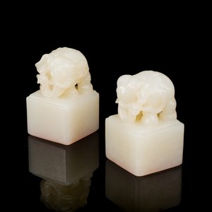 Deux sceaux sculptés en jade blanc en forme d'éléphant aux caractères Wen Yuan Ge Bao 文渊阁寳 et Wen Hua Dian Bao 文華殿寶, Chine, Qing — photo 1