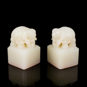 Deux sceaux sculptés en jade blanc en forme d'éléphant aux caractères Wen Yuan Ge Bao 文渊阁寳 et Wen Hua Dian Bao 文華殿寶, Chine, Qing — photo 2