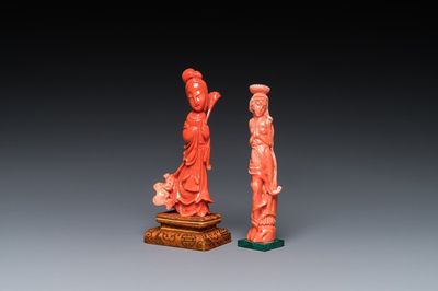 Deux sculptures de femmes debout en corail rouge, Chine, 19/20ème