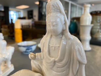 Deux sculptures de Guanyin et d'un marchand sogdien sur éléphants en porcelaine blanche de Chine de Dehua, Kangxi — photo 11