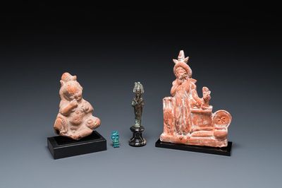 Deux sculptures en terre cuite, une en bronze et une amulette turquoise, Egypte, Basse époque et période ptolémaïque