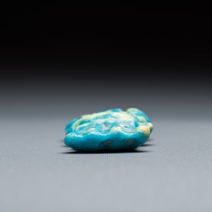 Deux sculptures en terre cuite, une en bronze et une amulette turquoise, Egypte, Basse époque et période ptolémaïque — photo 11
