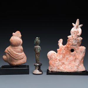 Deux sculptures en terre cuite, une en bronze et une amulette turquoise, Egypte, Basse époque et période ptolémaïque — photo 4