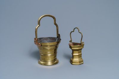 Deux seaux à eau bénite en bronze, Flandres, 1ère moitié du 16ème