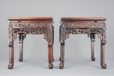 Deux socles chinois en bois hongmu sculpté, 19ème