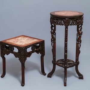 Deux socles en bois sculpté montés de plaques en marbre, Chine, 19/20ème — photo 1