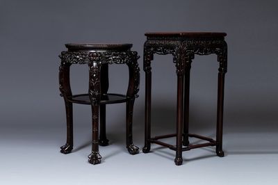 Deux socles en bois sculptés aux plateaux en marbre, Chine, 19ème