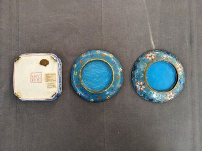 Deux soucoupes en émaux cloisonnés, trois boîtes couvertes et une soucoupe en émaux de Canton, Chine, 18/19ème — photo 3