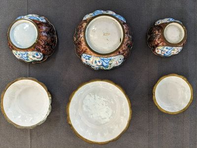 Deux soucoupes en émaux cloisonnés, trois boîtes couvertes et une soucoupe en émaux de Canton, Chine, 18/19ème — photo 4