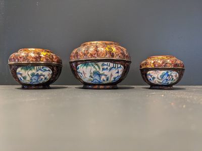 Deux soucoupes en émaux cloisonnés, trois boîtes couvertes et une soucoupe en émaux de Canton, Chine, 18/19ème — photo 6