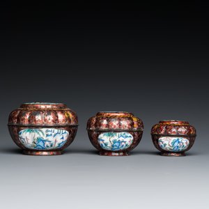 Deux soucoupes en émaux cloisonnés, trois boîtes couvertes et une soucoupe en émaux de Canton, Chine, 18/19ème — photo 6