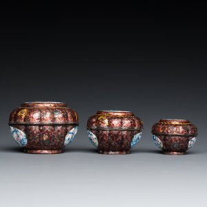 Deux soucoupes en émaux cloisonnés, trois boîtes couvertes et une soucoupe en émaux de Canton, Chine, 18/19ème — photo 7