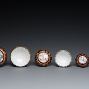 Deux soucoupes en émaux cloisonnés, trois boîtes couvertes et une soucoupe en émaux de Canton, Chine, 18/19ème — photo 8