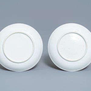 Deux soucoupes en porcelaine de Chine coquille d'oeuf en grisaille et rouge de fer, Yongzheng — photo 3