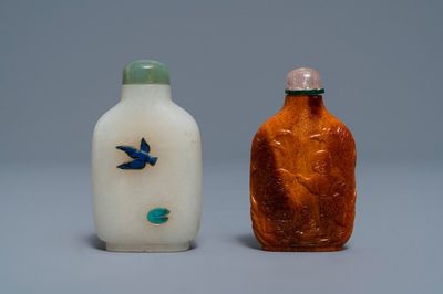 Deux tabatières en jade blanc incrusté de pierres dures et en ambre sculpté, Chine, 18/19ème
