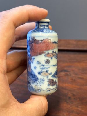 Deux tabatières en porcelaine de Chine en bleu, blanc et rouge de cuivre, marque de Qianlong, 19ème — photo 11